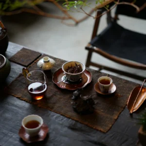 Usage scenarios of hammered copper tea utensils on the tea table.